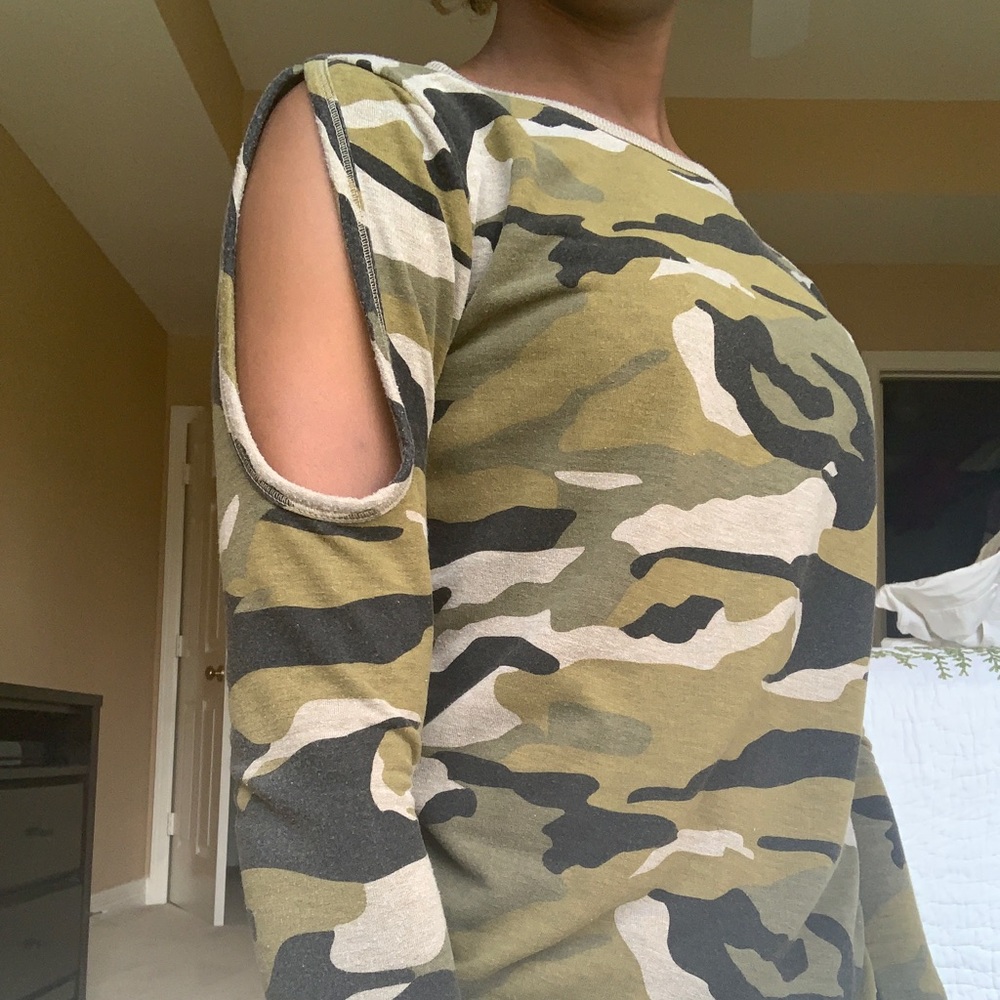 Open shoulder camo t-shirt